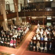 Gut besuchte Kirche zur Feier der Ordination