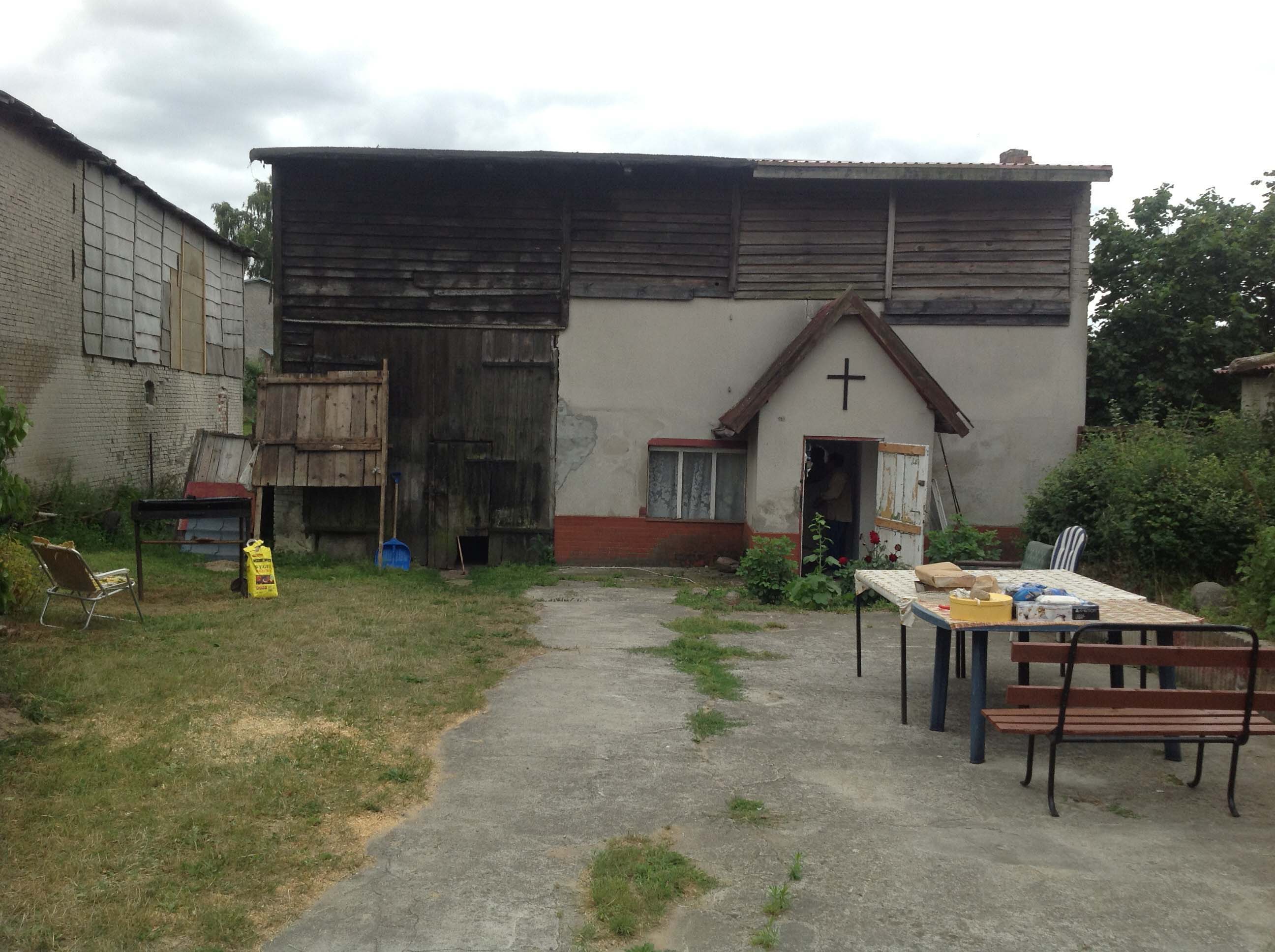 Blick auf die Gottesdienstscheune in Groß Garde im Sommer