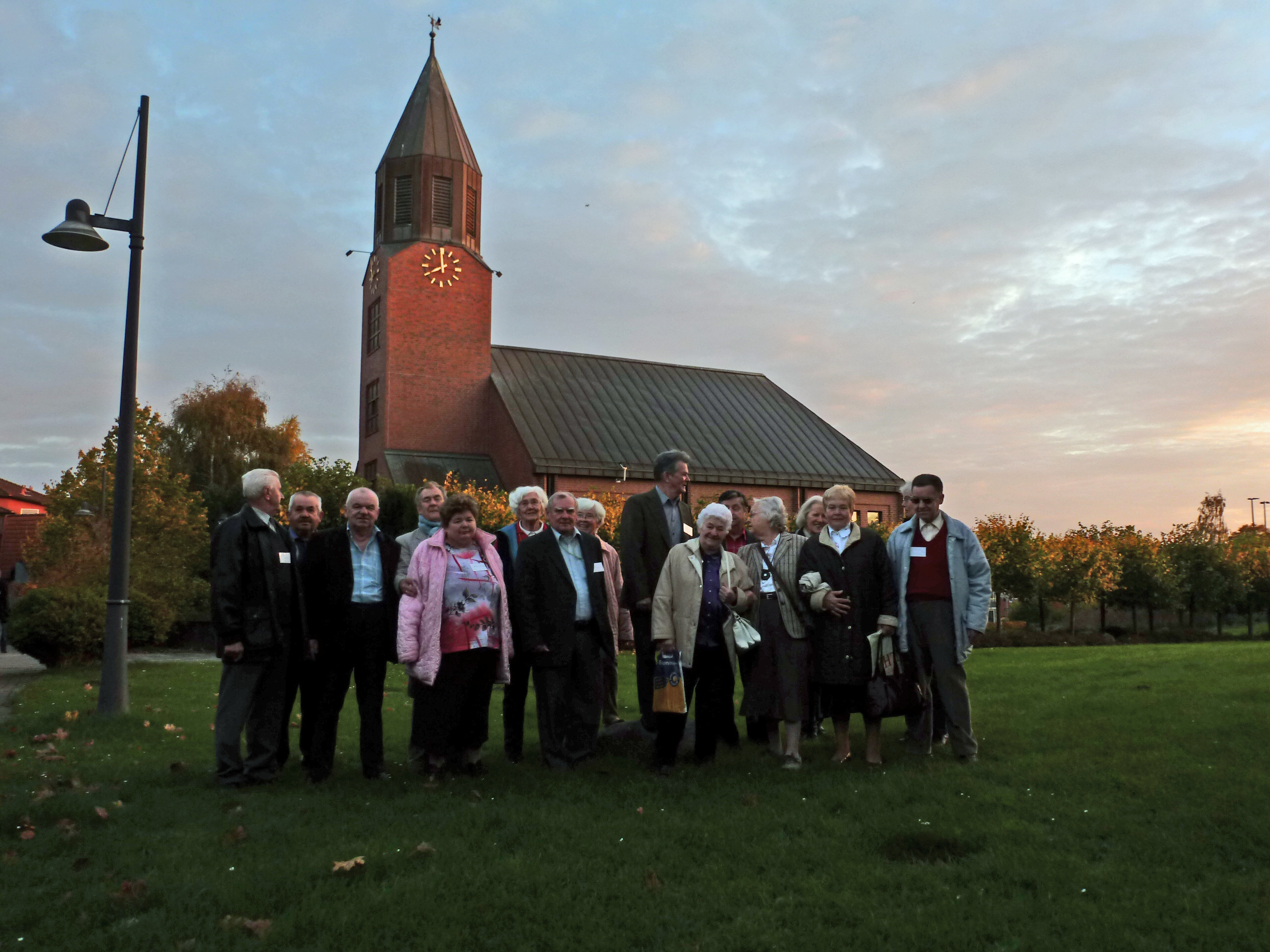 Sonntag Morgen vor dem Gottesdienst - Blick auf die Versöhnungskirche