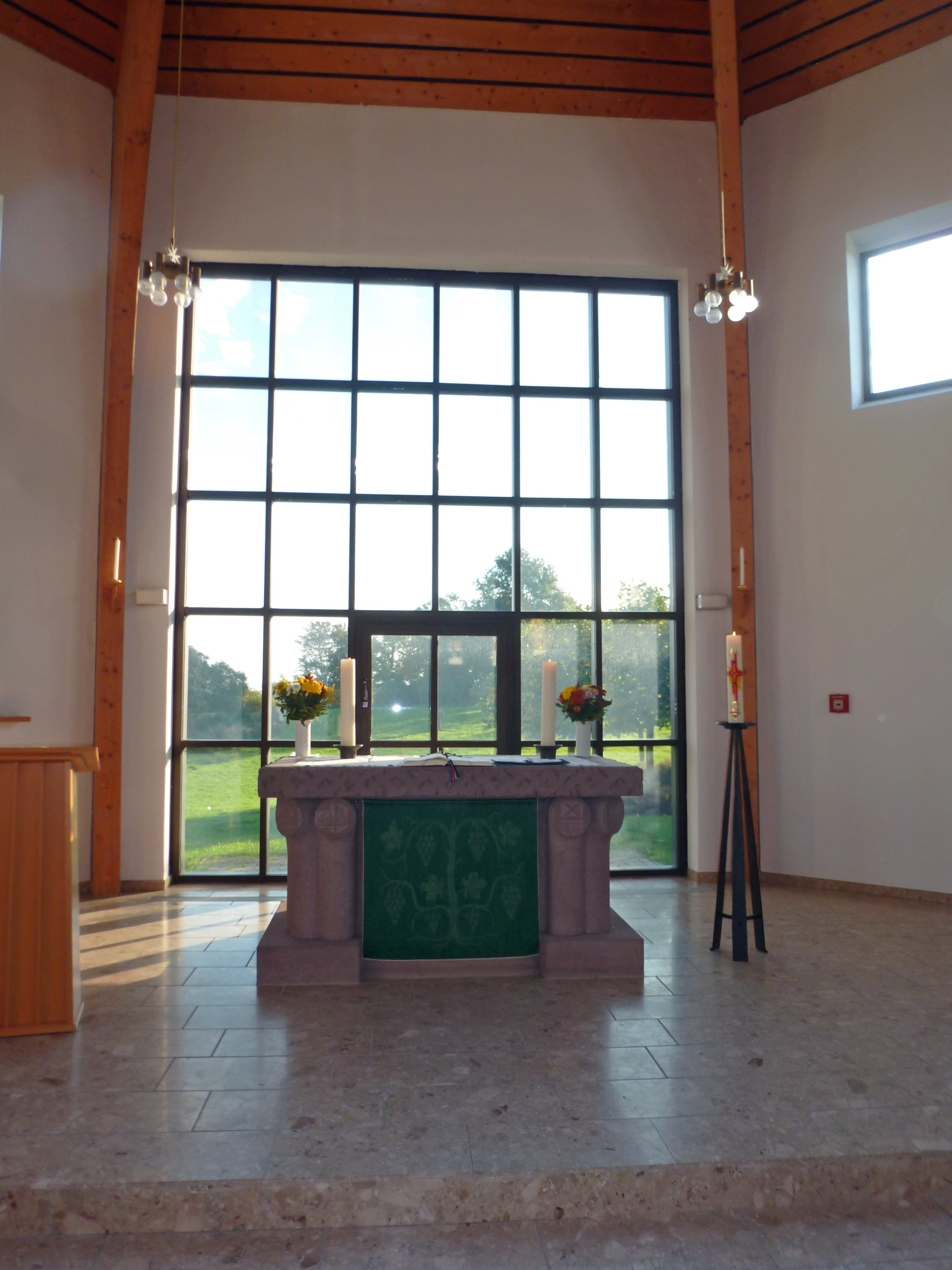 Altar mit Blick auf die Schiffe im Hafen von Travemünde