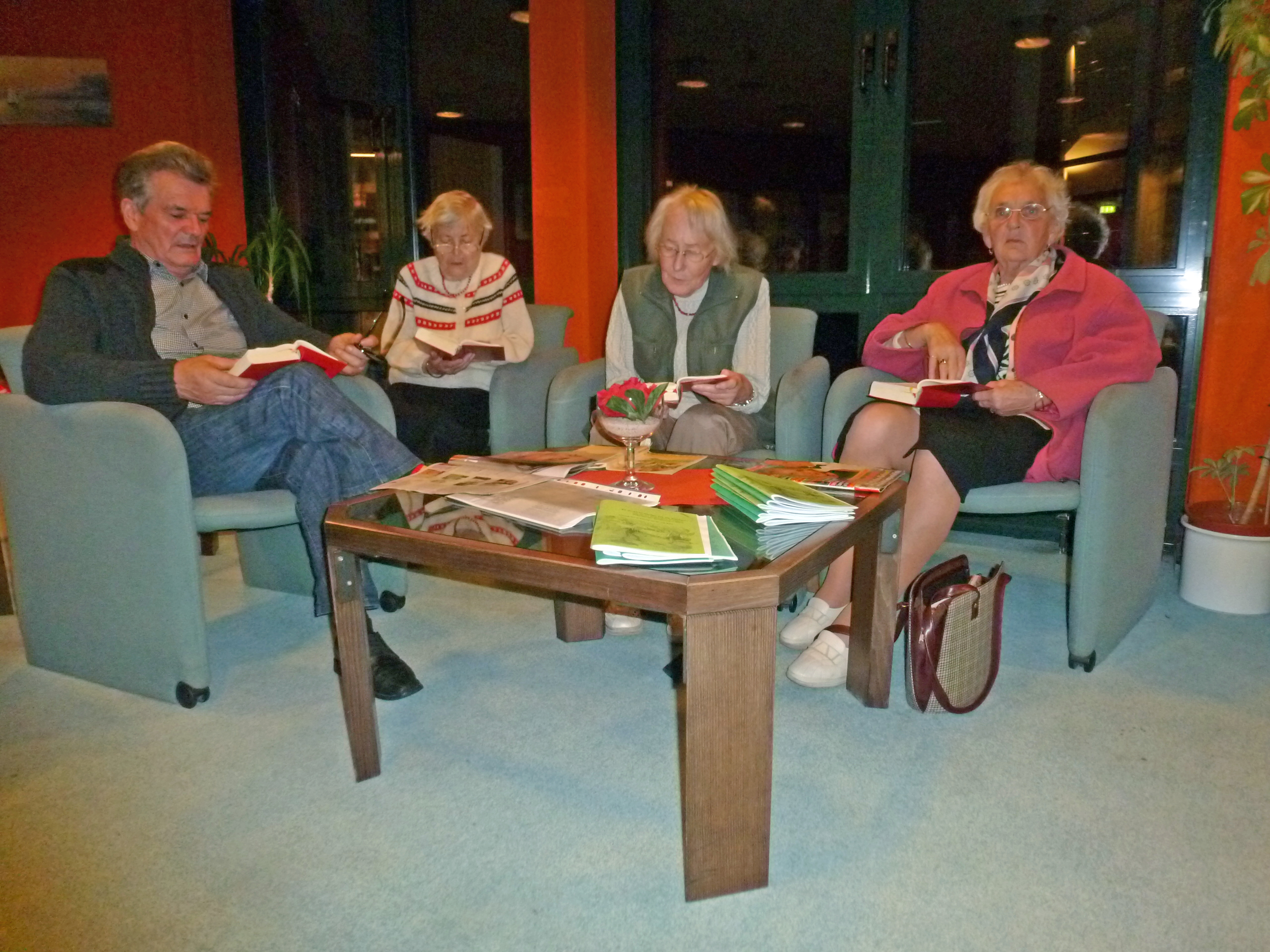 Abendliches Singen im Kaminzimmer