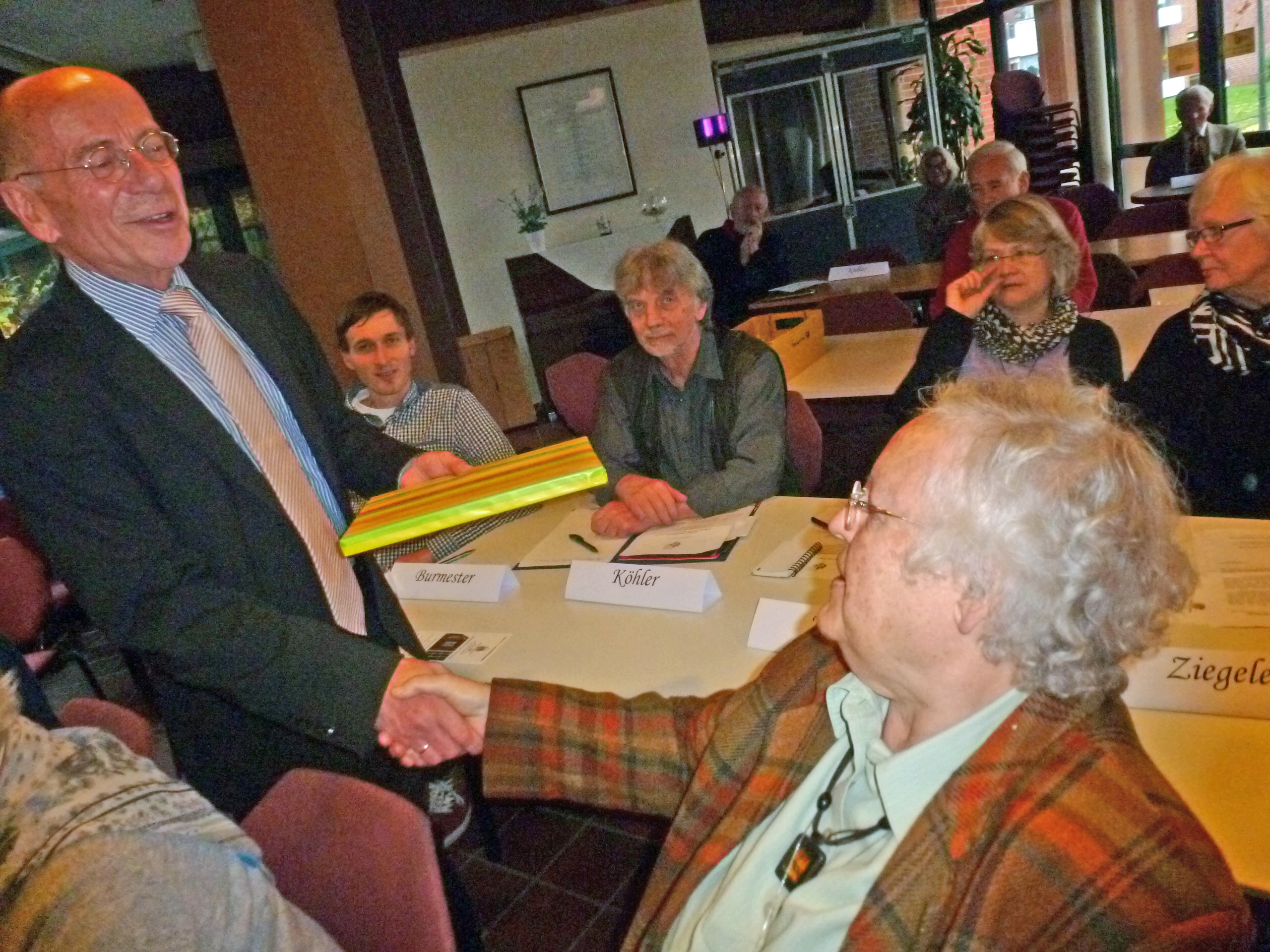 Der Vorsitzende Pastor Ehricht gratuliert der Ehrenvorsitzenden Ruta Scheller zum Geburtstag.